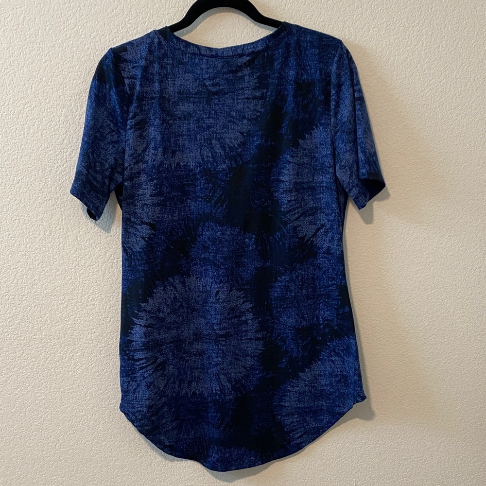 LuLaRoe Blue Tie-Dye Design V-Neck Women's Top T-shirt XS - Picture 3 of 5